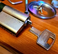 Beletört a kulcs a zárba kiszedése házilag