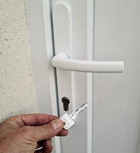 Zárszerviz szereli be az új zárat